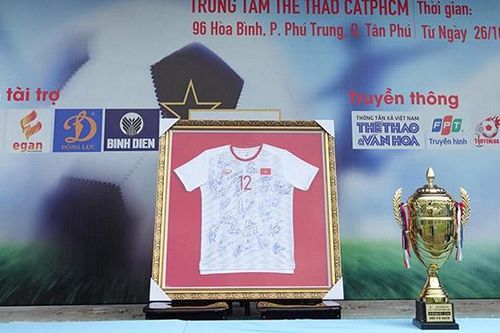 Tăng Thanh Hà dùng 1 tỷ mua lại vật phẩm của thầy trò HLV Park Hang Seo