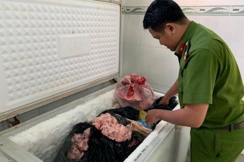 Phát hiện một cơ sở kinh doanh thịt gia súc, gia cầm mất vệ sinh