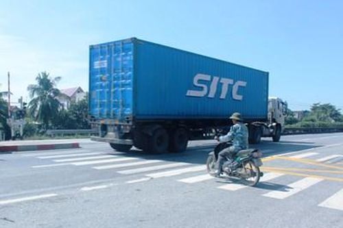 Cảnh báo nguy hiểm do qua đường tùy tiện trên Quốc lộ 5