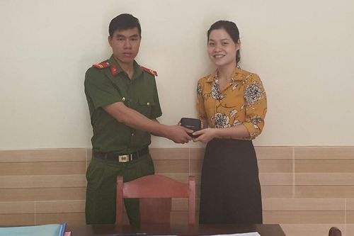 Chiến sĩ Cảnh sát PCCC trả lại của rơi cho người bị mất