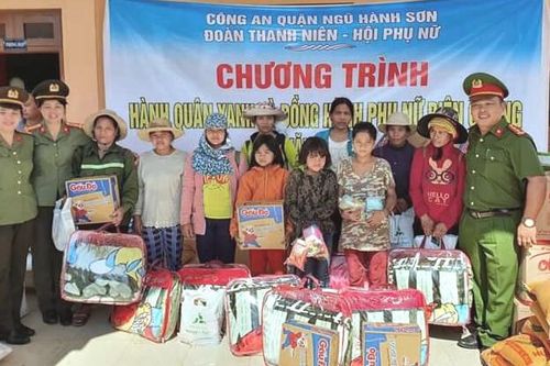 Tặng quà cho đồng bào miền núi