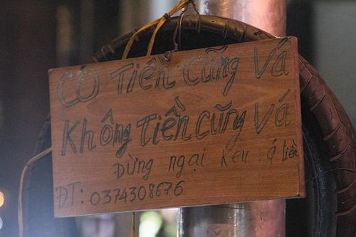 Ấm lòng người vá xe tử tế giữa lòng thành phố