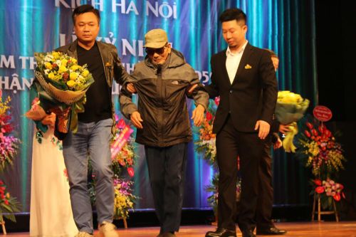 NSND Trần Hạnh được dìu lên sân khấu vinh danh dịp 60 năm nhà hát kịch Hà Nội