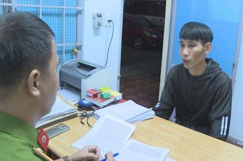 Tạm giữ đối tượng dùng dao tấn công 2 cán bộ công an