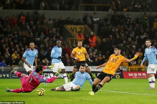 Thua ngược Wolves, Man City 'đầu hàng' Liverpool
