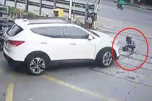 Nữ nhân viên gác chắn bị ô tô tông gãy chân khi đang làm việc