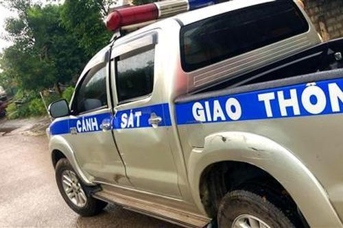 Xe chở pháo lậu tông xe cảnh sát giao thông trên đường tháo chạy