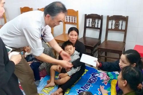 Tặng quà người khuyết tật, phẫu thuật mắt