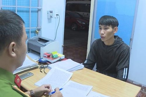 Con nghiện dùng dao đâm Công an đang làm nhiệm vụ