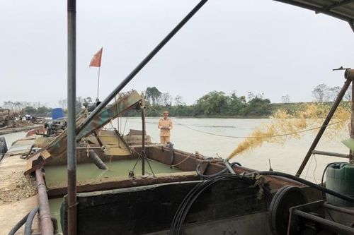Bắc Ninh bắt 4 thuyền nửa đêm trộm cát trên sông Cầu