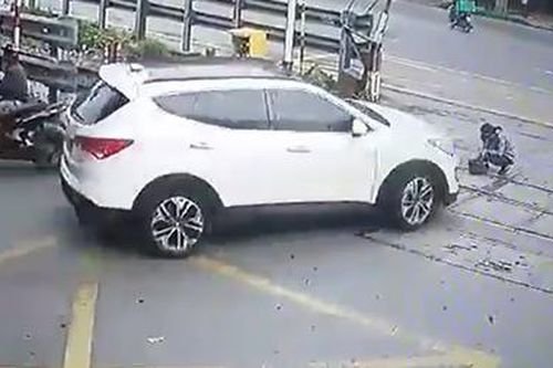 Xế hộp đâm trọng thương nữ nhân viên đang làm vệ sinh ray đường sắt