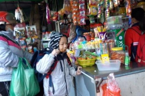 Hãi hùng đồ ăn vặt ở cổng trường (3): Báo động nguy cơ ngộ độc trường diễn
