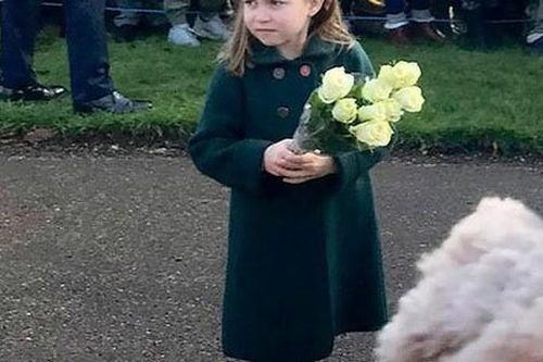 Công chúa Charlotte ôm chắc bó hoa fan tặng
