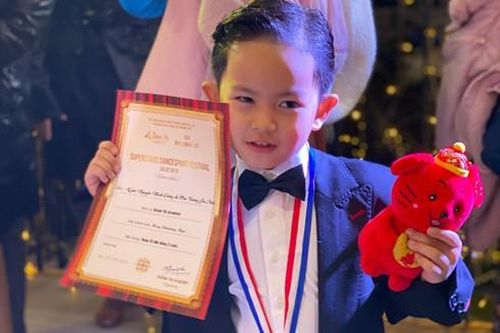 Quý tử của vợ chồng Khánh Thy - Phan Hiển 'nối nghiệp' bố mẹ