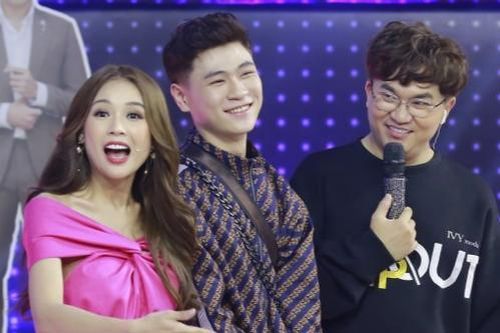 Sam tán tỉnh trai đẹp người Lào trên sóng truyền hình