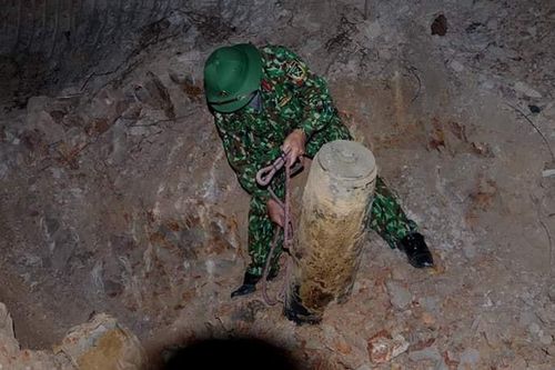 Quả bom nặng hơn 200 kg nằm dưới lòng đất