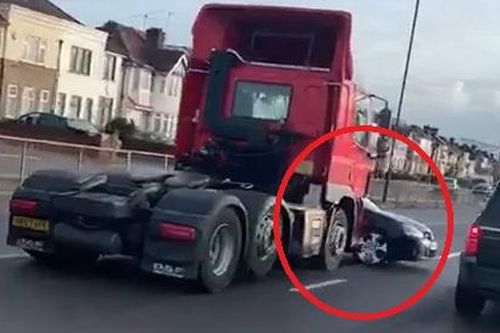 Xe đầu kéo đâm ôtô con kéo lê hàng chục mét nhưng tài xế không biết