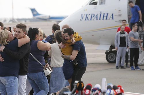 Ukraine trao đổi tù binh với lực lượng thân Nga
