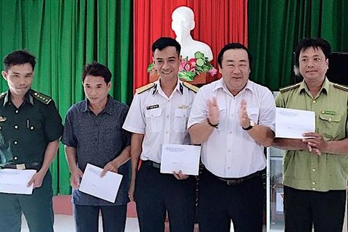 Tặng quà lực lượng vũ trang trên cụm đảo Hòn Khoai