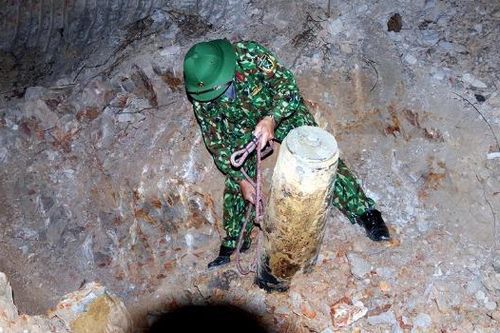 Đào đất, người dân phát hiện quả bom nặng hơn 200kg