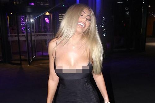 Khoe trọn vòng 1 'khủng' với váy trễ đến eo, Chloe Ferry gây sốc và bị 'ném đá'