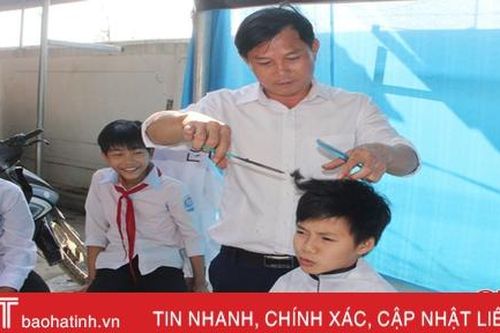 Tiệm cắt tóc 'không đồng' cho học sinh ở Lộc Hà mở cửa 'đón khách'