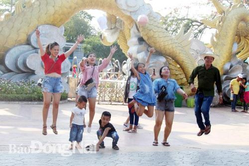 Để 'níu chân' du khách