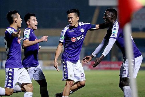 Rằm tháng Giêng Canh Tý: 'Xông đất' sân cỏ nội