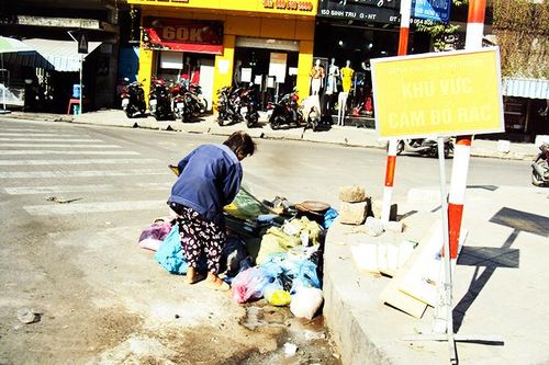 Đổ rác nơi bảng cấm