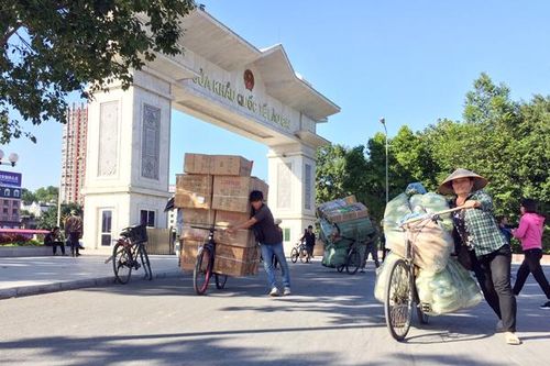 Cửa khẩu Quốc tế Lào Cai - Hà Khẩu trước ngày cấm phương tiện thô sơ: Giao thương nhộn nhịp, giá thuê bốc vác hàng tăng