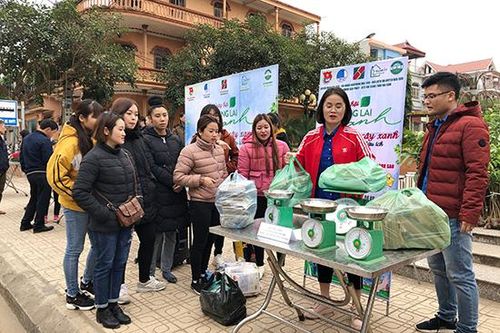 Ngày hội 'Vì tương lai xanh' đổi rác thải lấy cây xanh