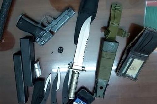 Đi ôtô 4 chỗ 'hết đát' chở theo nhiều vũ khí