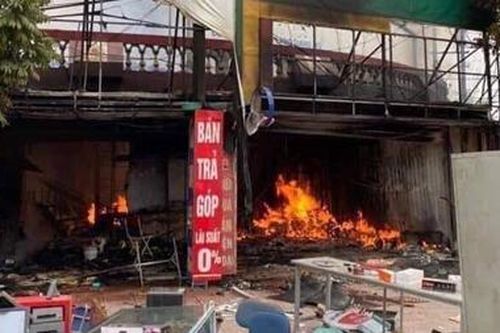 Lửa thiêu rụi cửa hàng điện thoại thị trấn Vôi