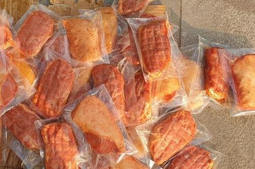 Bắt hơn 1 tấn thịt đông lạnh, bánh kẹo Trung Quốc đang tập kết ở Hà Nội