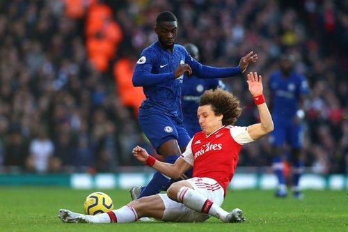 David Luiz bị chỉ trích vì vào bóng thô bạo với Kante