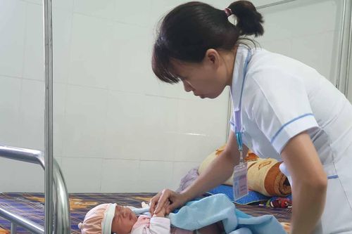 Bé trai sơ sinh bị bỏ lại bệnh viện