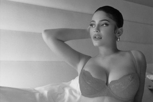Kylie Jenner chụp ảnh gợi cảm