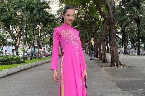 Người mẫu Nhật Bản khoe ảnh mặc áo dài hồng tại TP.HCM