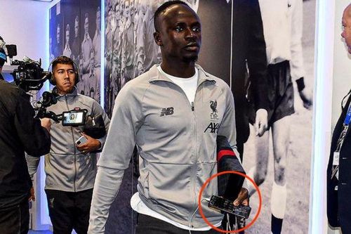 Lương 150.000 euro/tuần, Sadio Mane vẫn dùng iPhone vỡ màn hình
