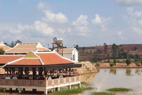 'Biến' đất rừng sản xuất thành đất trang trại ở Quảng Nam: Vô tư... xây biệt phủ trái phép