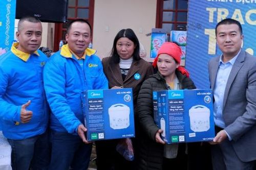 Tình người ấm áp trong buổi lễ Điện Máy Xanh trao 10.000 nồi cơm điện cho người nghèo dịp Tết