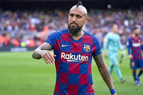 Barca: Mâu thuẫn tiền bạc, Vidal đòi đi