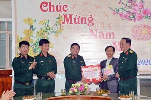 Quân khu 5 tặng quà Tết Trung tâm nuôi dưỡng, điều dưỡng người có công tỉnh Quảng Nam