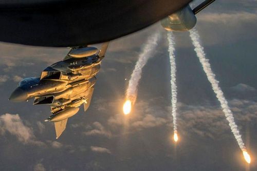 Mỹ không kích phiến quân tại Syria và Iraq, căn cứ của Washington tại Baghdad trúng rocket