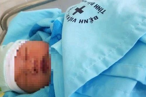 Bé trai sơ sinh nghi bị mẹ bỏ rơi tại bệnh viện