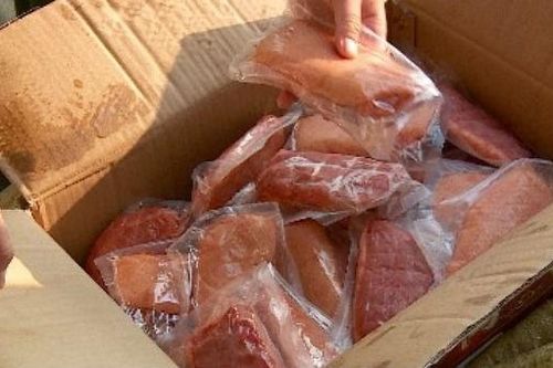 Hàng tấn thịt cấp đông, bánh kẹo không rõ nguồn gốc chuyển về Hà Nội