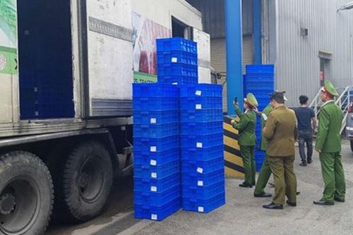 2 xe container thực phẩm nghi nhập lậu trong sân siêu thị lớn ở Hà Nội
