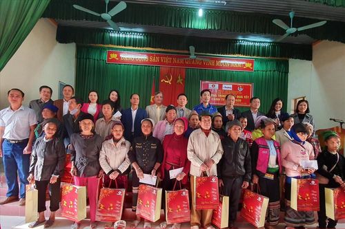 Trao 2.000 suất quà tết cho các hộ nghèo xứ Thanh