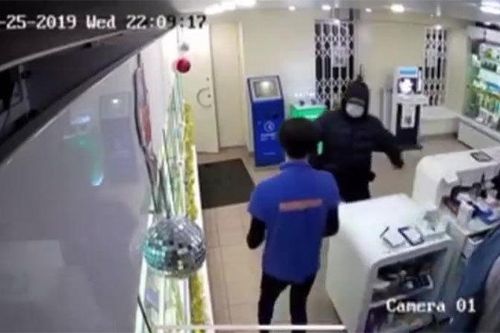 Clip người bán hàng hạ gục tên cướp táo tợn bằng bình cứu hỏa