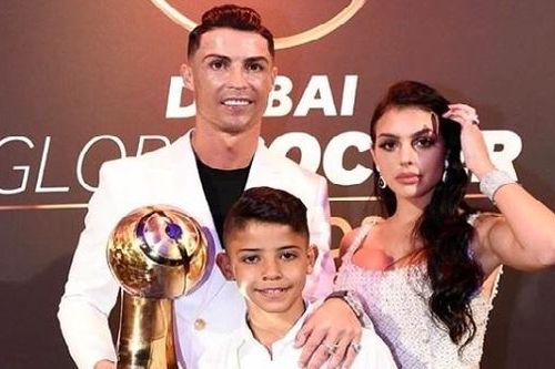 Ronaldo tự hào khoe 'gia tài' trong ngày vượt Messi, Van Dijk